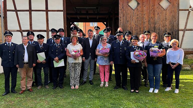 Zahlreiche Urkunden für langjährigen Feuerwehrdienst gab es im Rahmen des Sommerfestes der Wargolshäuser Wehr. Zahlreiche Urkunden für langjährigen Feuerwehrdienst gab es im Rahmen des Sommerfestes der Wargolshäuser Wehr.