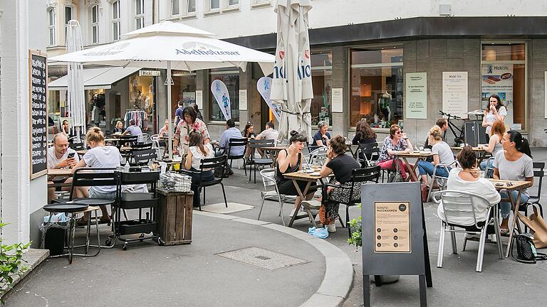 Das Café Fred in der Würzburger Innenstadt hat Berlin-Flair, finden Chris und Johanna.