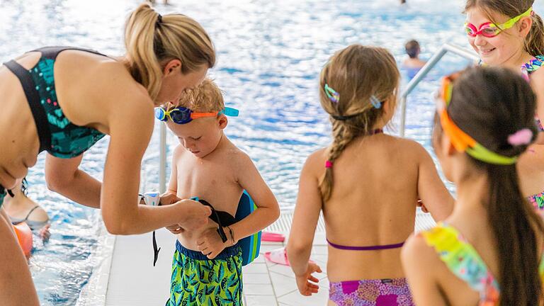 Los gehts: Vor dem Schwimmkurs legt Ramona Weidinger einem Teilnehmer eine Schwimmhilfe an, zum Üben unter Aufsicht nimmt sie diese auch einmal kurz ab.