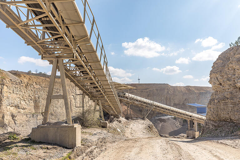 Es wird staubig und an Werktagen auch laut: Die Tour führt mitten durch ein Schotterwerk. Es wird staubig und an Werktagen auch laut: Die Tour führt mitten durch ein Schotterwerk.