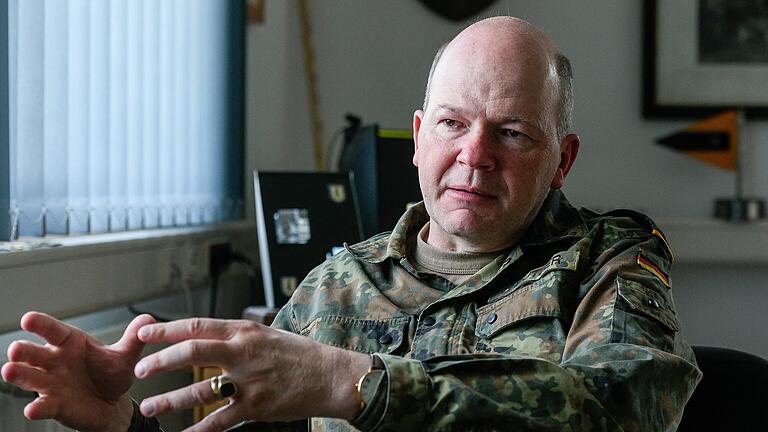 'Ich möchte nie in die Lage geraten, in Deutschland, Polen oder Litauen russische Minen räumen zu müssen': Generalmajor Ruprecht von Butler, Kommandeur der 10. Panzerdivision der Bundeswehr, beim Gespräch im Divisionsstab in Veitshöchheim. 'Ich möchte nie in die Lage geraten, in Deutschland, Polen oder Litauen russische Minen räumen zu müssen': Generalmajor Ruprecht von Butler, Kommandeur der 10. Panzerdivision der Bundeswehr, beim Gespräch im Divisionsstab in Veitshöchheim. 