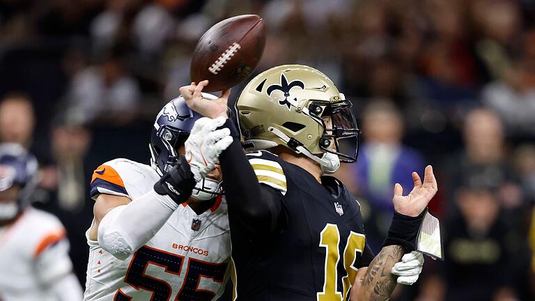 New Orleans Saints - Denver Broncos       -  Saints-Quarterback Spencer Rattler geriet zu oft unter Druck.