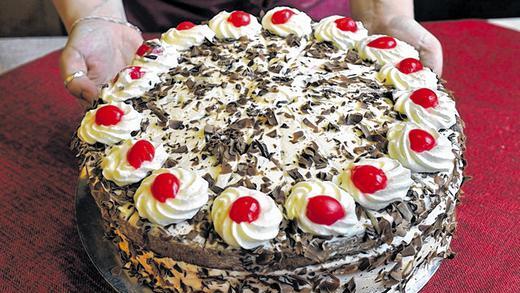 Schwarzwälder Kirschtorte: rote Kirschen, brauner Biskuitboden und dunkle Schokolade – die Zutaten müssen stimen. Schwarzwälder Kirschtorte: rote Kirschen, brauner Biskuitboden und dunkle Schokolade – die Zutaten müssen stimen.