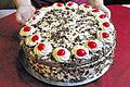 Schwarzwälder Kirschtorte: rote Kirschen, brauner Biskuitboden und dunkle Schokolade &ndash; die Zutaten müssen stimen.
