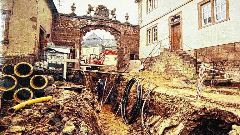 Der Eingangsbereich wurde ebenfalls aufgegraben. Der Eingangsbereich wurde ebenfalls aufgegraben.