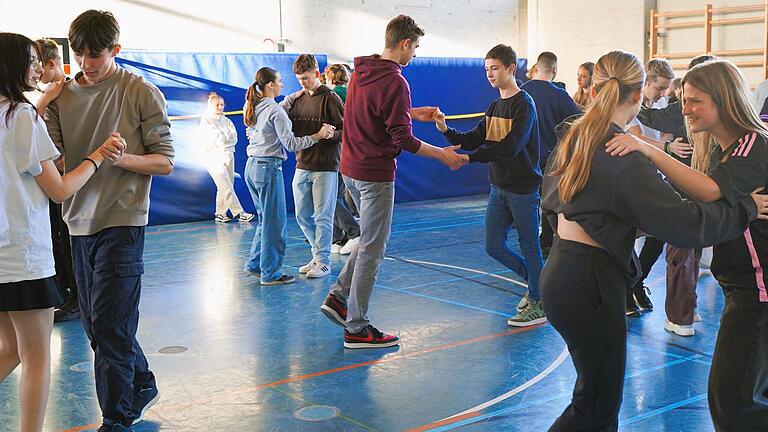 Getanzt wird heute unter dem Motto 'Leader und Follower'. In der Tanzstunde lernen die Teilnehmenden der Realschule Schonungen deshalb sowohl die Tanzführung, als auch das Geführt werden.