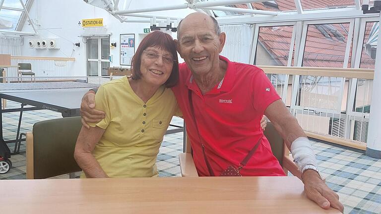 Michael und Ursula Lehmann feierten ihren 47. Hochzeitstag in der Neurologischen Klinik. Beide sind heute glücklich, dass Michael Lehmann seinen Herzinfarkt gut überstanden hat. Michael und Ursula Lehmann feierten ihren 47. Hochzeitstag in der Neurologischen Klinik. Beide sind heute glücklich, dass Michael Lehmann seinen Herzinfarkt gut überstanden hat.