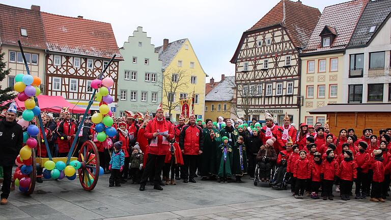 Die MKG bließ zum Sturm auf das Rathaus. Mit Kanone und Bogenschützen bewaffnet, forderte MKG-Präsident Volker Gue (Mitte) den Bürgermeister auf, den Rathausschlüssel herauszugeben.