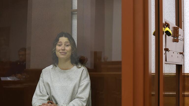 Xenia Karelina zu 12 Jahren Gefängnis verurteilt - Gerichte in Russland verhängen gegen US-Bürger immer wieder hohe Haftstrafen, einige haben Aussicht, bei einem Gefangenenaustausch auf freien Fuß zu kommen. Xenia Karelina zu 12 Jahren Gefängnis verurteilt - Gerichte in Russland verhängen gegen US-Bürger immer wieder hohe Haftstrafen, einige haben Aussicht, bei einem Gefangenenaustausch auf freien Fuß zu kommen.