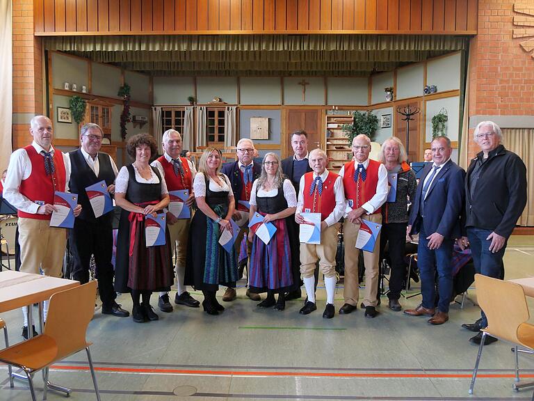 Hohe Ehrungen des Nordbayerischen Musikbundes für langjähriges Musizieren, Dirigieren und Mithelfen in der Vorstandschaft: Jörg Rath (von links), Thomas May, Hedwig Issing, Bruno Zimmermann, Michaela Schraut, Ludwig Beck, Karin Issing, NBMB-Kreisvorsitzender Markus Schenk, Josef Gößmann, Horst Schömig, Josef Schraut, stellvertretender Landrat Alois Fischer und stellvertretender Bürgermeister Bruno Strobel. Hohe Ehrungen des Nordbayerischen Musikbundes für langjähriges Musizieren, Dirigieren und Mithelfen in der Vorstandschaft: Jörg Rath (von links), Thomas May, Hedwig Issing, Bruno Zimmermann, Michaela Schraut, Ludwig Beck, Karin Issing, NBMB-Kreisvorsitzender Markus Schenk, Josef Gößmann, Horst Schömig, Josef Schraut, stellvertretender Landrat Alois Fischer und stellvertretender Bürgermeister Bruno Strobel.