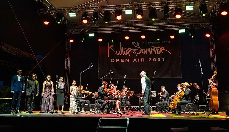 Leporello, der Kommandant, Donna Anna, Donna Elvira und Zerlina besingen das Ende von Missetat und Treulosigkeit in der Oper 'Don Giovanni'.