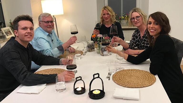 Die Köchinnen und Köche der TV-Kochshow von Vox, 'Das perfekte Dinner', in der ersten April-Woche 2022 (von links): Timo Heßdörfer aus Karlstadt, Andreas Limberger aus Kitzingen, Gastgeberin Gillian Kleinhans aus Kleinlangheim, Nadine Wermuth aus Kitzingen und Nicole aus Würzburg.