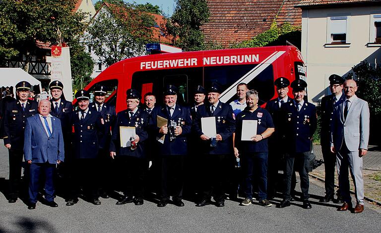 Diesen Wehrleuten wurde für ihren langjährigen Dienst das staatliche Feuerwehr-Ehrenzeichen verliehen mit (von links) Kreisbrandrat Ralf Dressel und Bürgermeister Karl-Heinz Kandler sowie (rechts) Landrat Wilhelm Schneider.