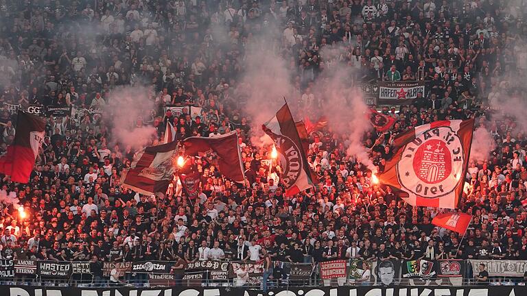 Hamburger SV - FC St. Pauli       -  Der FC St. Pauli hat für Pyro-Vorfälle im Derby beim HSV eine hohe Geldstrafe erhalten (Archivbild).