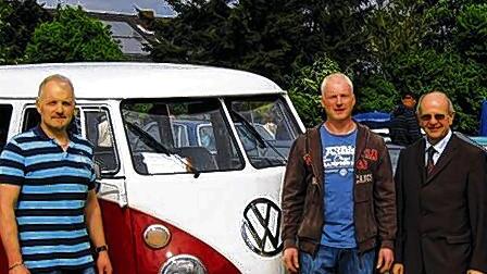 Veteranen der Autobranche waren in Rimpar zu bestaunen (von links): Michael Heid, Herbert Hörrmann und Bürgermeister Burkard Losert vor einem VW-Bus T 1 aus dem Jahre 1963.