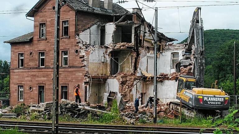 Das 160 Jahre alte Bahnhofsgebäude in Wernfeld wird abgerissen. Aus Sicht der Bewohner des Gemündener Stadtteils stellte es einen Schandfleck dar. Die Fensterscheiben waren eingeschlagen, Schuttberge türmten sich ums Haus, das von einem Zaun umgeben war. Seit 1. Juli 2002 ist der neue Haltepunkt in Wernfeld in Betrieb. Die Bahn hatte den alten Bahnhof zuvor schon lang nicht mehr genutzt. Das 160 Jahre alte Bahnhofsgebäude in Wernfeld wird abgerissen. Aus Sicht der Bewohner des Gemündener Stadtteils stellte es einen Schandfleck dar. Die Fensterscheiben waren eingeschlagen, Schuttberge türmten sich ums Haus, das von einem Zaun umgeben war. Seit 1. Juli 2002 ist der neue Haltepunkt in Wernfeld in Betrieb. Die Bahn hatte den alten Bahnhof zuvor schon lang nicht mehr genutzt.