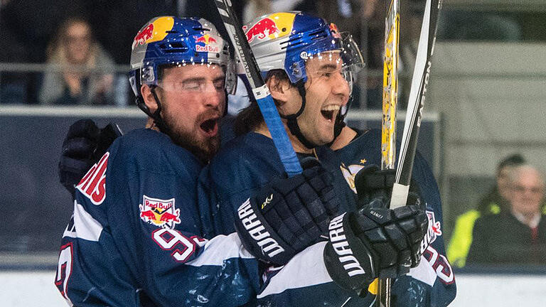 Torschütze       -  Münchens Torschütze Jonathan Matsumoto (r) jubelt nach seinem Treffer zum 1:0. Foto: Matthias Balk