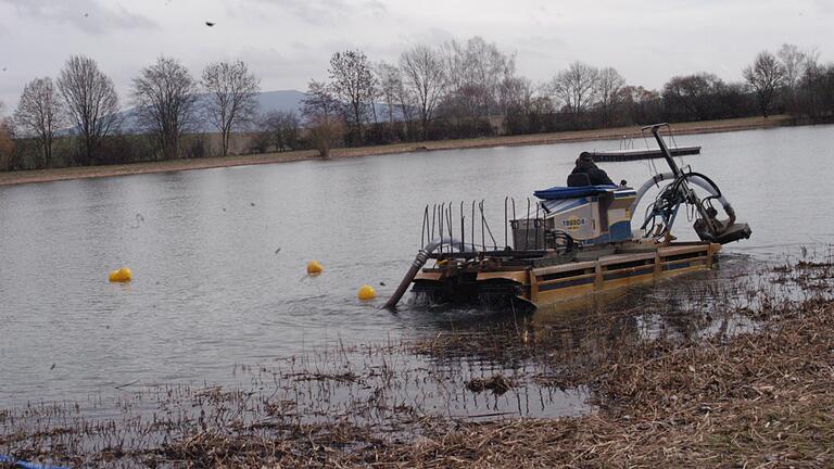 Mit Hilfe der an der Front des Amphibienfahrzeugs angebrachten Fräse werden Schlamm und Sedimente am Seeboden gelockert und können abgepumpt werden.