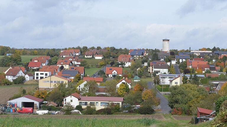 Blick auf einen Teil des Dorfes, im Hintergrund das Rannunger Wahrzeichen, der Wasserturm.