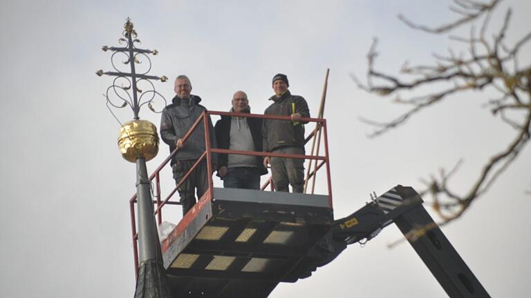 Erinnerungsfoto nach getaner Arbeit an der Turmspitze: Johannes Barth, Pfarrer Manuel Vetter und Michael Krug (von links).