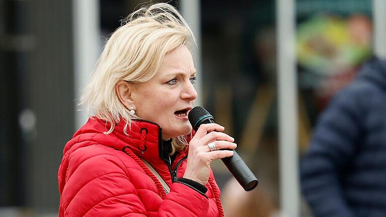 Verdi-Gewerkschafterin Marietta Eder bei einem Demonstrationszug am 14. März durch Schweinfurt, als das Leopoldina-Krankenhaus bestreikt wurde.