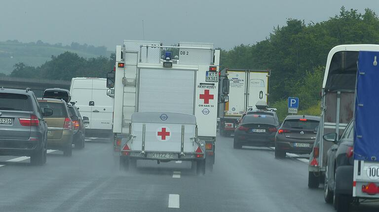 Regen und Stau auf der Autobahn Richtung Hösbach. Mit Sonderrechten geht es durch die Rettungsgasse Regen und Stau auf der Autobahn Richtung Hösbach. Mit Sonderrechten geht es durch die Rettungsgasse