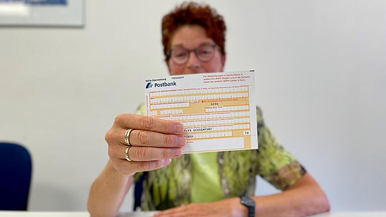 Helga Schlereth ist seit über 40 Jahren Postbank-Kundin, doch nun schließt nach der Filiale in Ochsenfurt auch der Service-Automat in Kitzingen. Um auf dem klassischen Weg Geld zu überweisen, nimmt sie aktuell regelmäßig den Weg nach Würzburg auf sich.