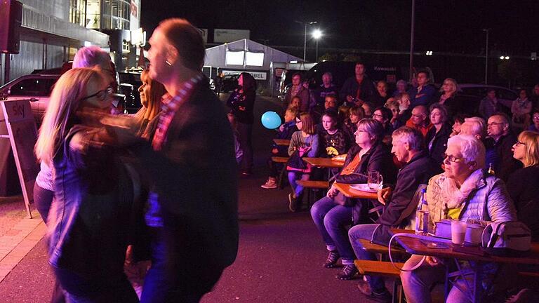 Mit der Musik der Stars bei der &bdquo;Schlagerparty am Kreisverkehr&ldquo; wurde der Parkplatz zur Tanzfläche.