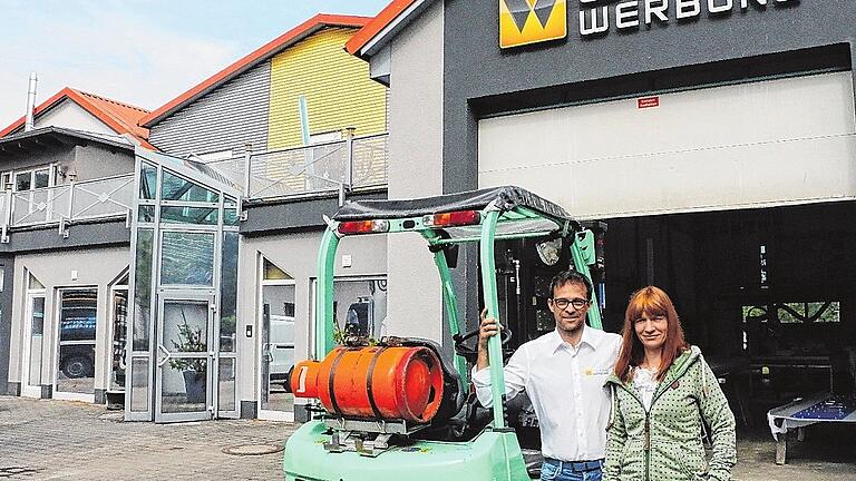 Auf einem guten Weg: Nach dem verheerenden Brand bei Weber Werbung im November 2017 sind die Sanierungsarbeiten zu 85 Prozent abgeschlossen. Trotz der großen Zerstörung haben André Weber und seine Frau Melanie den Betrieb die ganze Zeit über am Laufen gehalten.