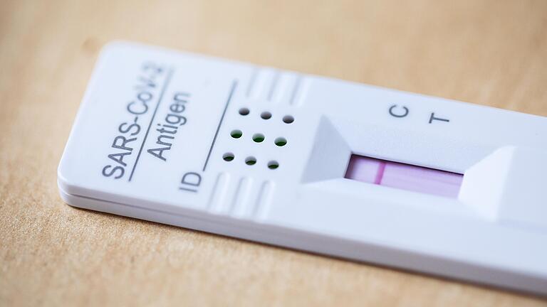 Das Bayerische Rote Kreuz bietet ab Montag werktäglich Antigen-Schnelltests im VHS-Gebäude in Gerolzhofen in der Pestalozzistraße 8 an. Das Bayerische Rote Kreuz bietet ab Montag werktäglich Antigen-Schnelltests im VHS-Gebäude in Gerolzhofen in der Pestalozzistraße 8 an.
