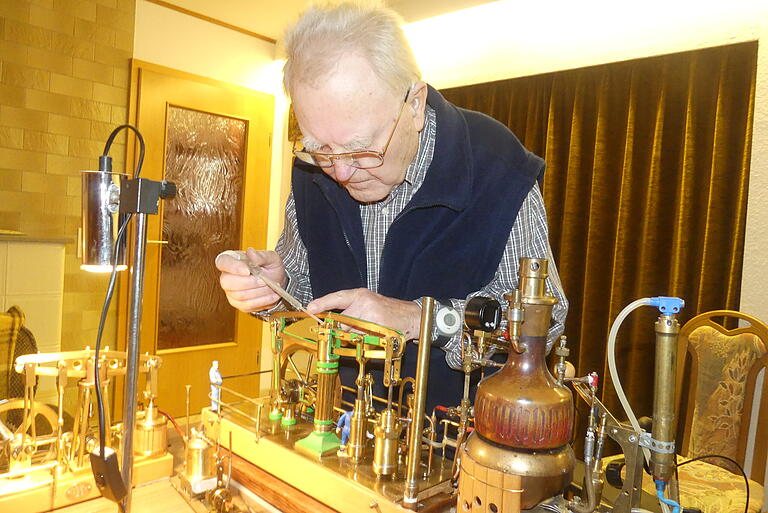 Ohne Schmieren läuft auch bei einer Modell-Dampfmaschine wenig. Ohne Schmieren läuft auch bei einer Modell-Dampfmaschine wenig.