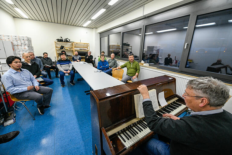 Auffrischungsprobe mit Chordirektor Sören Eckhoff: Der Chor teilt sich das enge Einsing-Zimmer in der Behelfsspielstätte mit den Klopapier-Vorräten des Hauses.