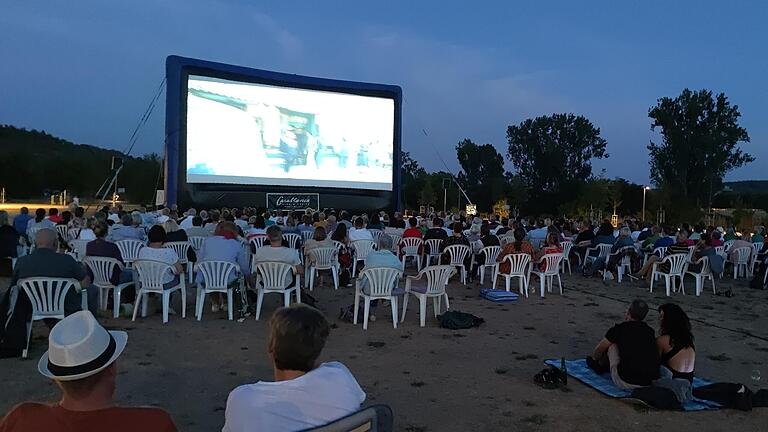Beim Open Air Kino auf der Mainlände in Eibelstadt können Familien einen schönen Abend verbringen.
