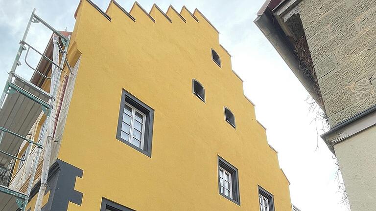 Die Deutsche Stiftung Denkmalschutz fördert die Restaurierung des Stufengiebels dieses Hauses in der Iphöfer Altstadt.