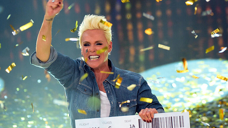 RTL-Show 'Ich bin ein Star - Lasst mich wieder rein'       -  Die dänische Schauspielerin Brigitte Nielsen freut sich am 04.08.2015 bei der RTL-Show 'Ich bin ein Star - Lasst mich wieder rein!' in Hürth (Nordrhein-Westfalen) über ihren Sieg.