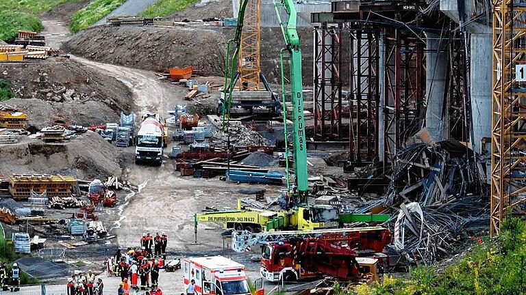 Ein Trümmerfeld aus Beton und Stahl liegt unter der Brücke.