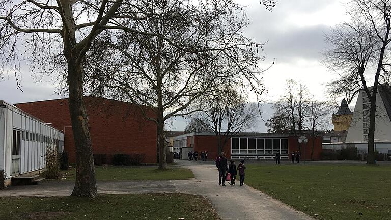 Direkt an der Albert-Schweitzer-Grund- und Mittelschule im Stadtteil Bergl soll der Neubau für den Kinder- und Jugendtreff hinkommen.