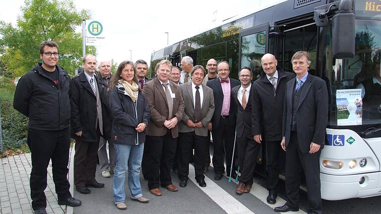 Großer Auftrieb bei der Eröffnung der Linie 8100 im Oktober 2011. Landrat Eberhard Nuß (Zweiter von rechts) freute sich im Kreise aller Mitstreiter für das Projekt über die neue Buslinie 8100. Großer Auftrieb bei der Eröffnung der Linie 8100 im Oktober 2011. Landrat Eberhard Nuß (Zweiter von rechts) freute sich im Kreise aller Mitstreiter für das Projekt über die neue Buslinie 8100.
