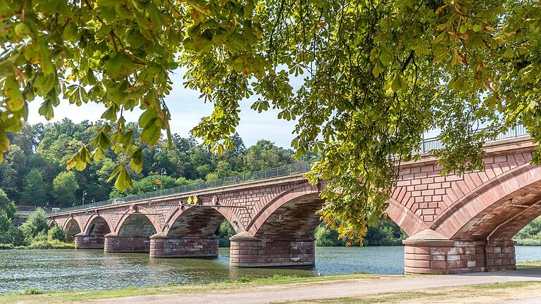 Start und Ziel der zwölf Kilometer langen Tour rund um Marktheidenfeld&nbsp; ist die Alte Mainbrücke am Mainkai.