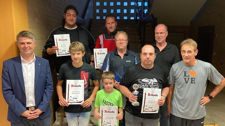 Die Stadtmeister im Tischtennis umrahmt vom 1. Bürgermeister Michael Kraus (links, Schirmherr) und 1. Vorsitzenden Josef van Eckert (rechts, Austragender): Manuel Nöth, Jonas Geuppert, Samuel Omert, Nikolas Groß, Georg Geuppert, Alexander Gerlach, Hubert Schuler.