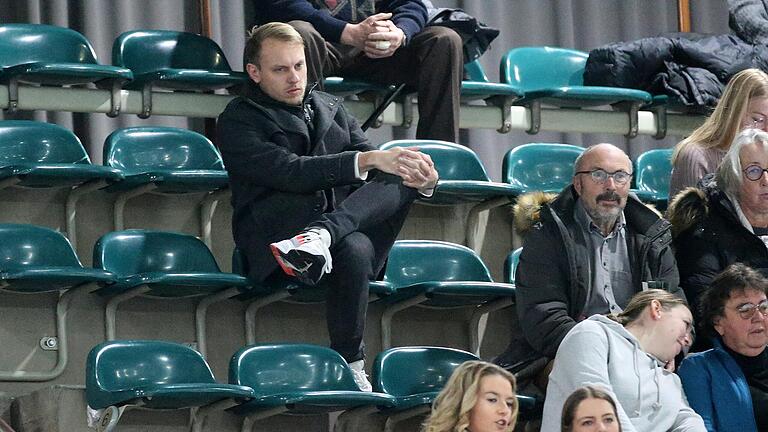 Beim Heimspiel der Wölfe Würzburg gegen Eintracht Hagen im Dezember 2022 hatte sich Johannes Heufelder (Mitte) als Zuschauer schon mal ein Bild seines zukünftigen Arbeitgebers gemacht.