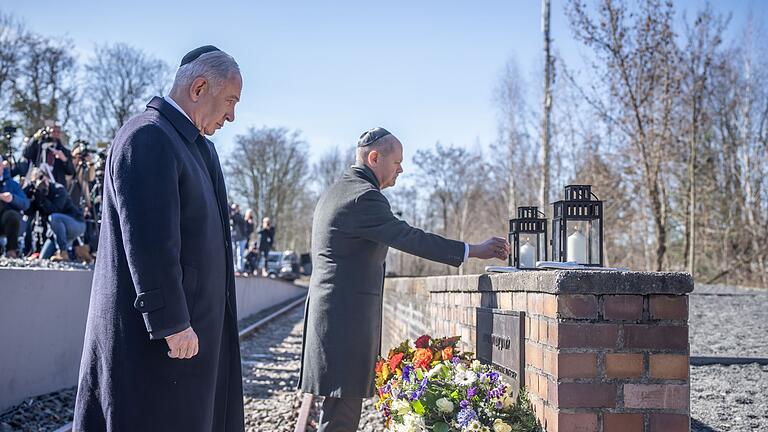 Netanjahu in Berlin       -  Der israelische Ministerpräsident Benjamin Netanjahu (links) und Bundeskanzler Olaf Schol besuchen das Mahnmal Gleis 17 in Grunewald.