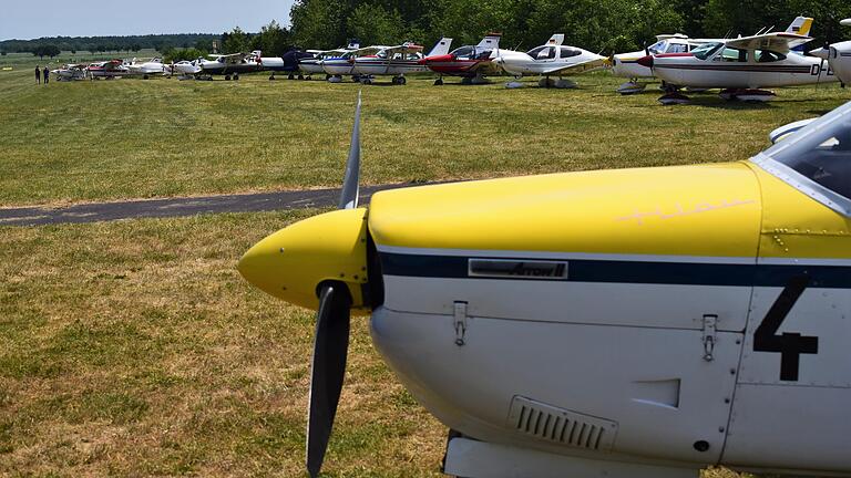 In langer Reihe parkten die 28 Teilnehmer ihre Flugzeuge am Flugplatz Schweinfurt-Süd.