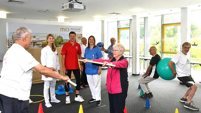 Die Herzsportgruppen des TV Ochsenfurt treffen sich wöchentlich im Veranstaltungssaal der Main-Klinik, in der Bildmitte REHA-Übungsleiter Klaus Karl mit den Kardiologinnen Lotte Possler (links) und Kristina Baar.&nbsp;