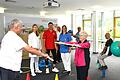 Die Herzsportgruppen des TV Ochsenfurt treffen sich wöchentlich im Veranstaltungssaal der Main-Klinik, in der Bildmitte REHA-Übungsleiter Klaus Karl mit den Kardiologinnen Lotte Possler (links) und Kristina Baar.&nbsp;