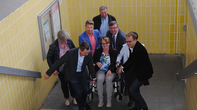 Der Kitzinger Bahnhof ist nicht barrierefrei. Ein unüberwindbares Hindernis für Rollstuhlfahrer ist der Weg zu den Gleisen 2 und 3. Eine SPD-Delegation wagte den Selbstversuch: Markus Hümpfer, Stefanie Gassner (AWO), Landtagsabgeordneter Markus Rinderspacher (erste Reihe, von links), Astrid Glos, Heinz Galuschka, Landtagsabgeordneter Volkmar Halbleib (zweite Reihe, von links). Der Kitzinger Bahnhof ist nicht barrierefrei. Ein unüberwindbares Hindernis für Rollstuhlfahrer ist der Weg zu den Gleisen 2 und 3. Eine SPD-Delegation wagte den Selbstversuch: Markus Hümpfer, Stefanie Gassner (AWO), Landtagsabgeordneter Markus Rinderspacher (erste Reihe, von links), Astrid Glos, Heinz Galuschka, Landtagsabgeordneter Volkmar Halbleib (zweite Reihe, von links).