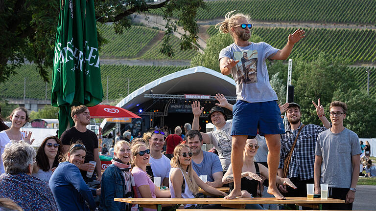 Mehrere Tausend Menschen tummeln sich am Eröffnungstag (21.06.18) auf dem „Umsonst & Draußen“- Festival in Würzburg. Das Event auf den Mainwiesen bietet innerhalb vier Tagen mehr als hundert Live-Acts auf fünf Bühnen und ein interessantes Kultur- und Rahmenprogramm. Das 31. U&D dauert noch bis Sonntagabend.