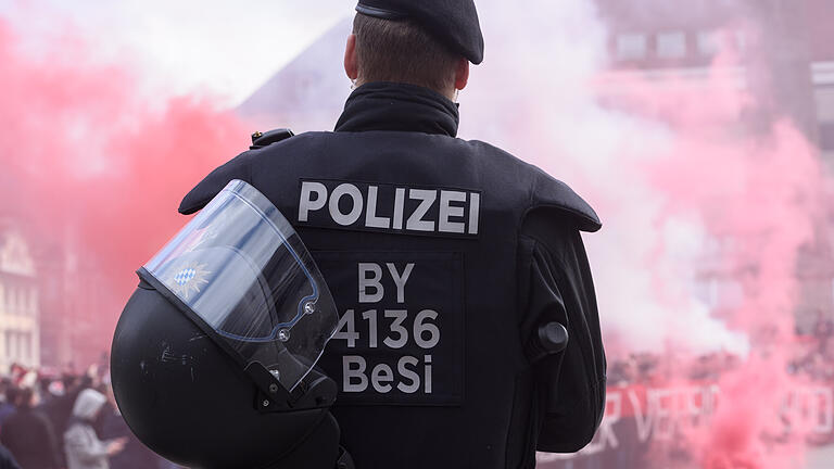 Dieses Archivbild zeigt einen Polizeieinsatz bei einem Spiel der Würzburger Kickers gegen den 1. FC Nürnberg. Dieses Archivbild zeigt einen Polizeieinsatz bei einem Spiel der Würzburger Kickers gegen den 1. FC Nürnberg. 