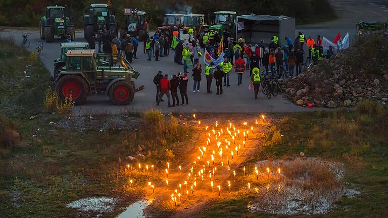 Ein Mast aus brennenden Fackeln symbolisierte den Protest gegen den Stromtrassenausbau.&nbsp;&nbsp;