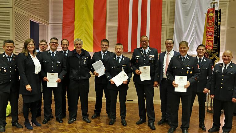 Die staatlich geehrten Feuerwehrkameraden beim Festabend (von links) Kommandant Robert Röhm, stellvertretende  Landrätin Karen Heußner, Christopher Greiner, Martin Hagenau und Thorsten Götz, Heinrich Pfeuffer, Christian Röhm, Michael Birk und Günther Rupkalvis, Bürgermeister Jürgen Götz, stellvertretender Kommandant Florian Fischer, Kreisbrandmeister Christian Kordmann und Kreisbrandinspektor Markus Fleder.